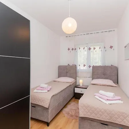 Ana With Pool And Whirlpool * Donji Proložac