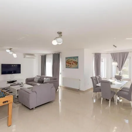 Ana With Pool And Whirlpool Feriehus *